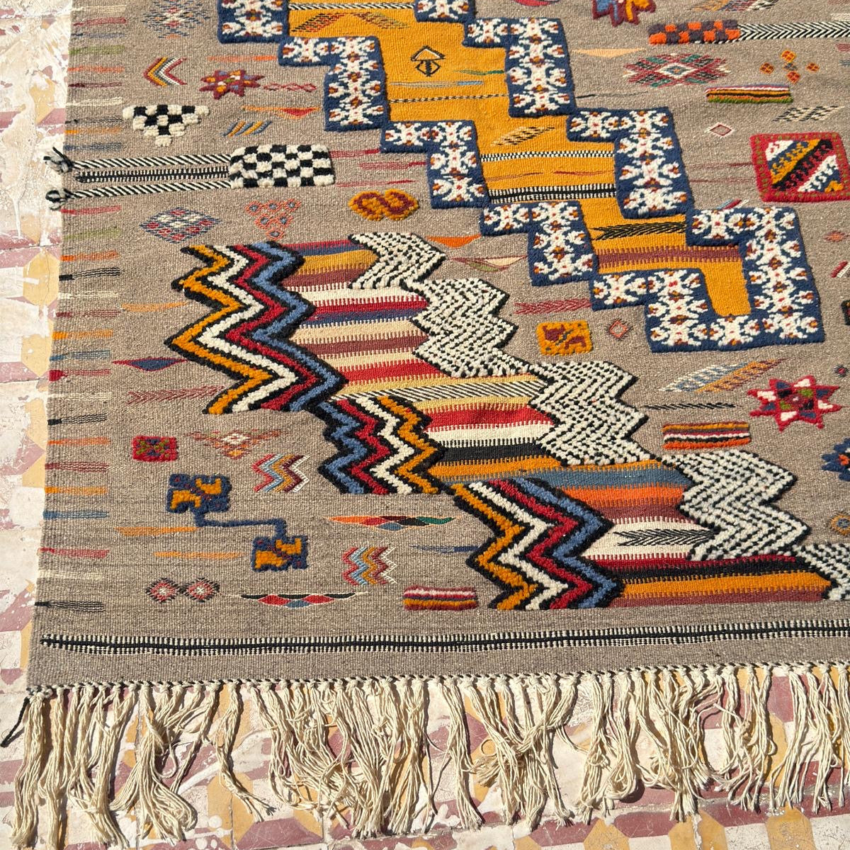 Handwoven Taznakht Wool Rug – 163 x 120 cm | Berber Motifs in Brown & Grey Base