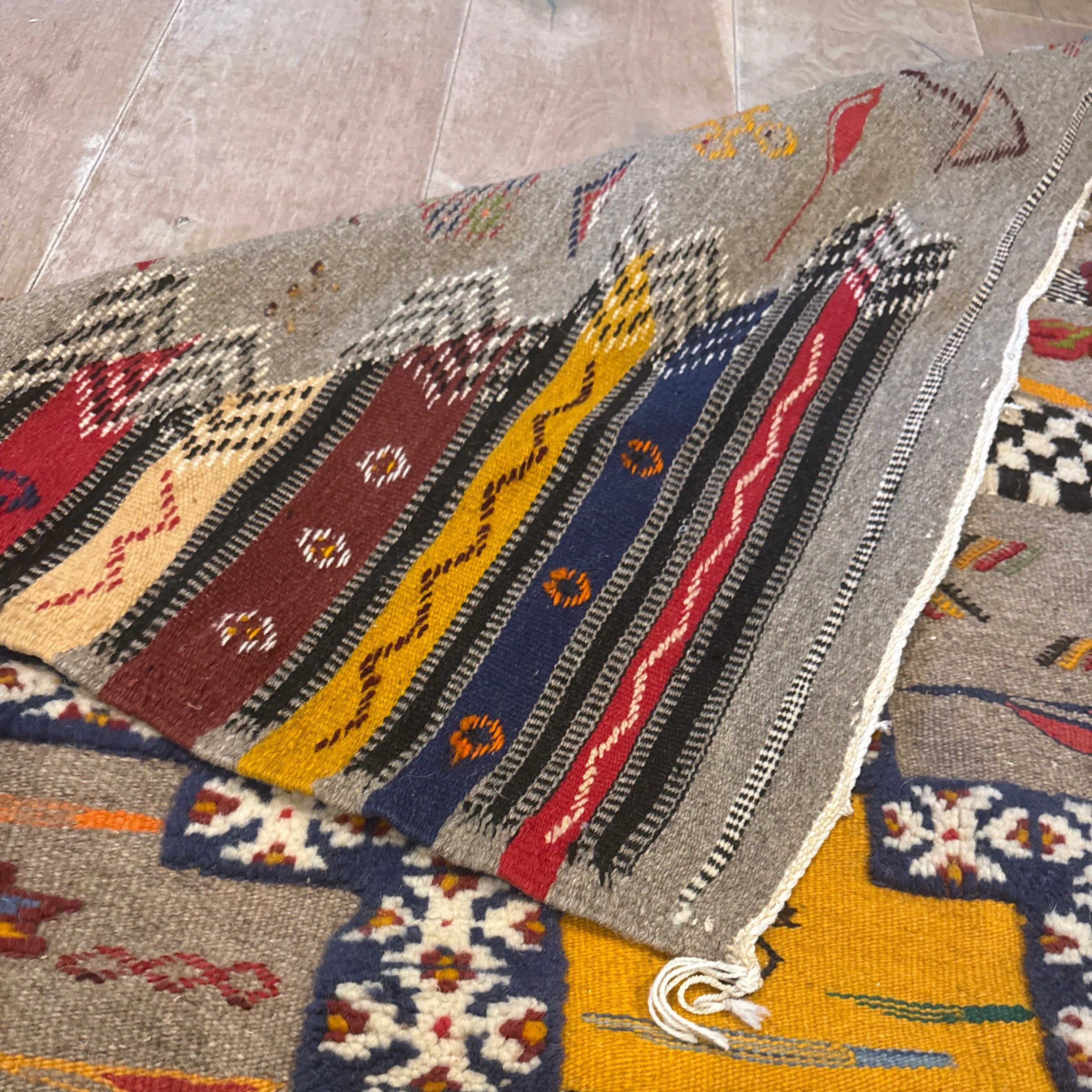 Handwoven Taznakht Wool Rug – 163 x 120 cm | Berber Motifs in Brown & Grey Base
