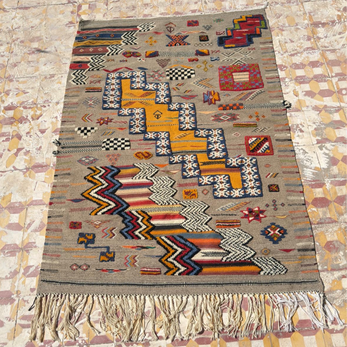 Handwoven Taznakht Wool Rug – 163 x 120 cm | Berber Motifs in Brown & Grey Base