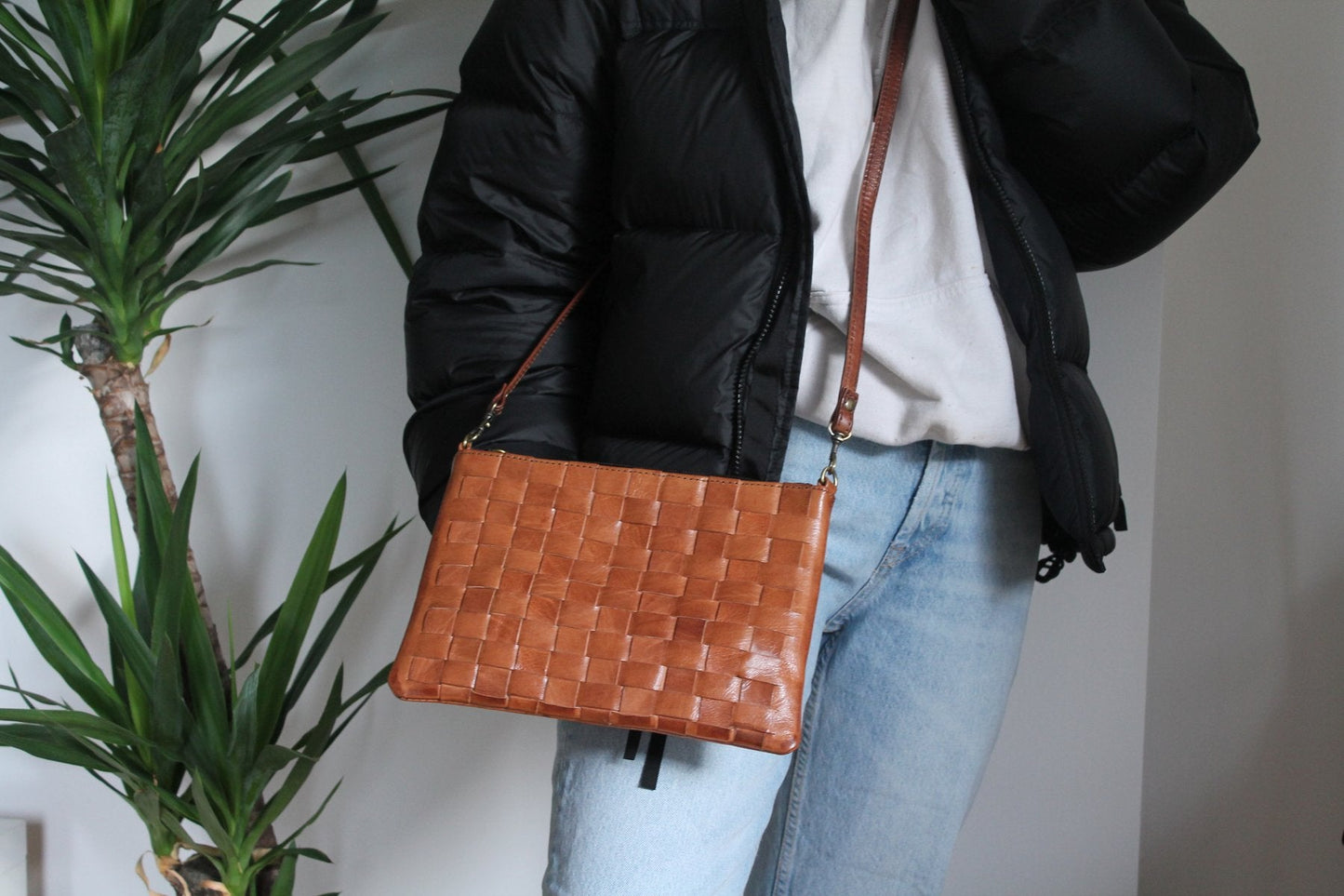 ALEX HANDWOVEN TAN CROSS BODY LEATHER CLUTCH BAG - Artisan Stories