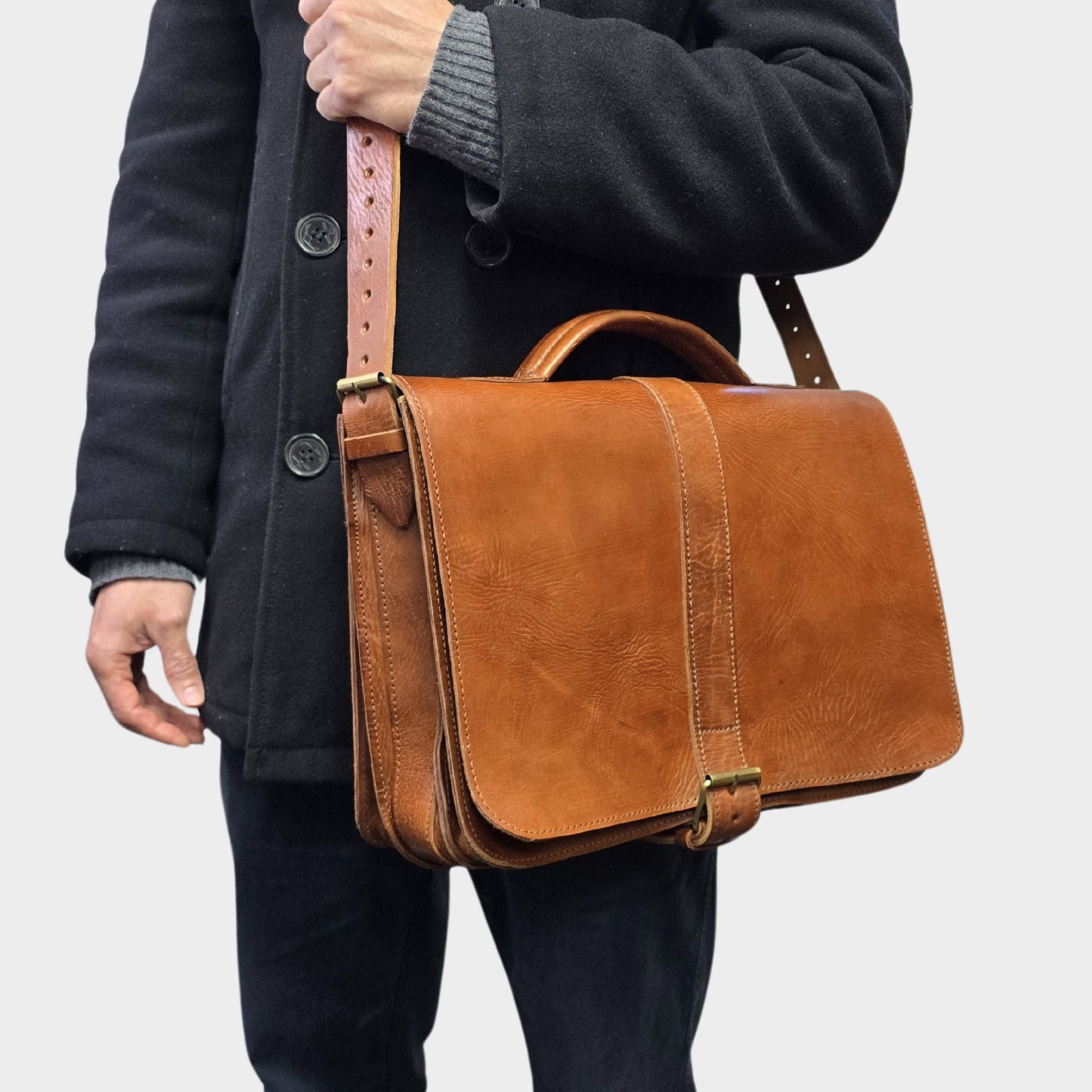 Darwin Leather Messenger Briefcase light brown - Artisan Stories
