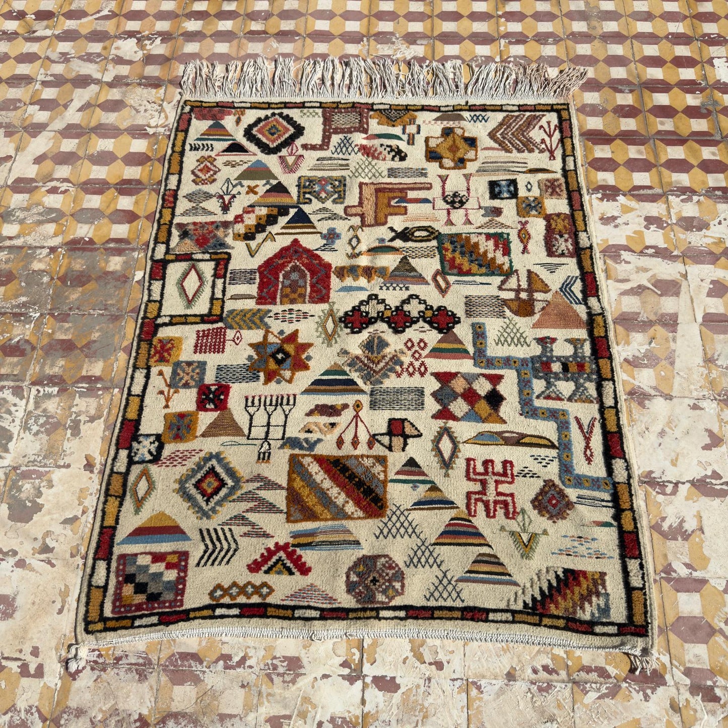 Reversible Taznakht Wool Rug – Berber Symbols | 150 x 118 cm